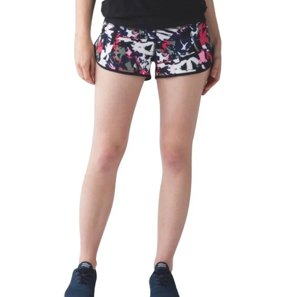 Lululemon Hotty Hot Running Shorts 2.5” Pop Cut Boom Juice Multi Print and Black - Picture 1 of 5